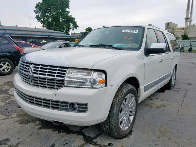5LMFL27568LJ18135 - 2008 LINCOLN NAVIGATOR WHITE photo 2