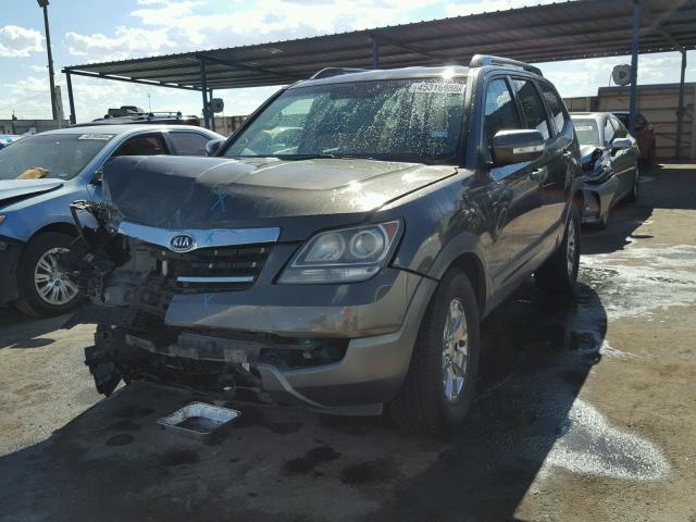 KNDJJ741185008443 - 2009 KIA BORREGO LX BROWN photo 2