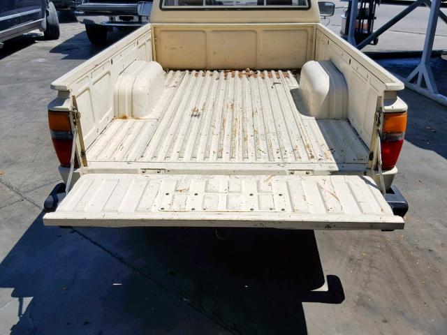 JT4RN55D9F0081509 - 1985 TOYOTA PICKUP 1/2 WHITE photo 6