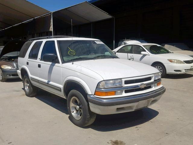 1GNCS13W112120206 - 2001 CHEVROLET BLAZER WHITE photo 1