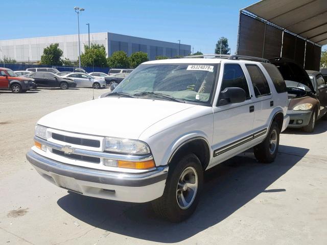 1GNCS13W112120206 - 2001 CHEVROLET BLAZER WHITE photo 2