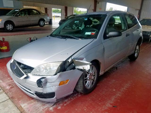 1FAHP31N77W124046 - 2007 FORD FOCUS ZX3 SILVER photo 2