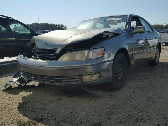 JT8BF28G8W0130927 - 1998 LEXUS ES 300 TAN photo 2