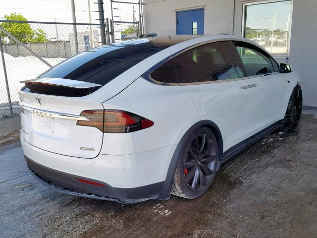 5YJXCBE42JF109379 - 2018 TESLA MODEL X WHITE photo 4