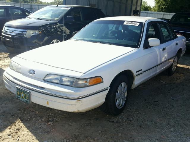 2FACP73W5NX205605 - 1992 FORD CROWN VICT WHITE photo 2