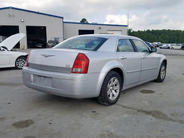 2C3KA53G16H530983 - 2006 CHRYSLER 300 TOURIN SILVER photo 4