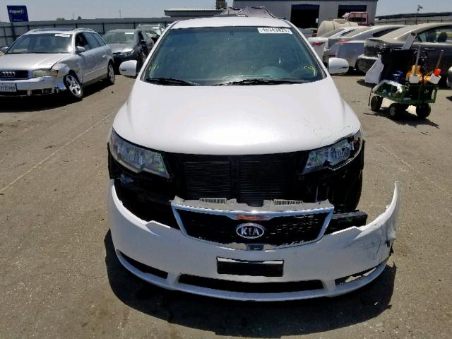 KNAFU4A24C5564261 - 2012 KIA FORTE EX WHITE photo 9