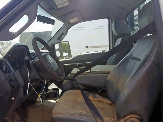 1FDUF5HT6CEC35582 - 2012 FORD F550 SUPER WHITE photo 5