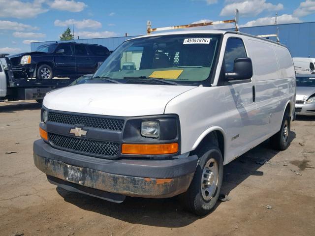 1GCGG25V051265433 - 2005 CHEVROLET EXPRESS G2 WHITE photo 2