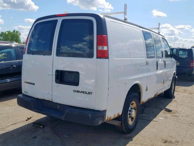 1GCGG25V051265433 - 2005 CHEVROLET EXPRESS G2 WHITE photo 4