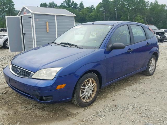 3FAFP37N45R137707 - 2005 FORD FOCUS ZX5 BLUE photo 2