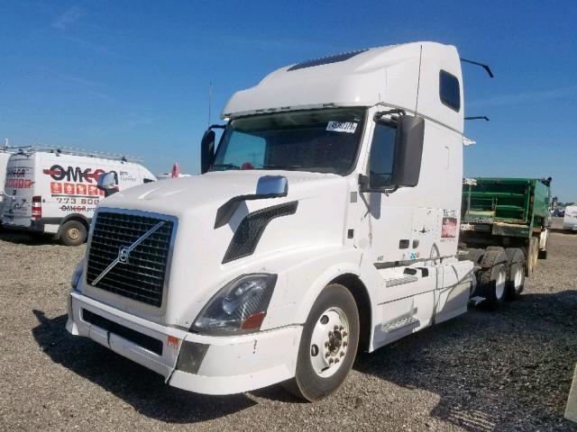 4V4NC9EH4CN566982 - 2012 VOLVO VN VNL WHITE photo 2