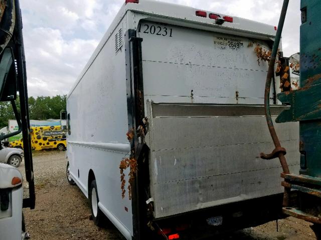 4UZAAPBW12CK21695 - 2002 FREIGHTLINER CHASSIS M WHITE photo 3