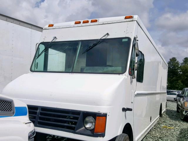 4UZAARDH55CU75943 - 2005 FREIGHTLINER CHASSIS M WHITE photo 2