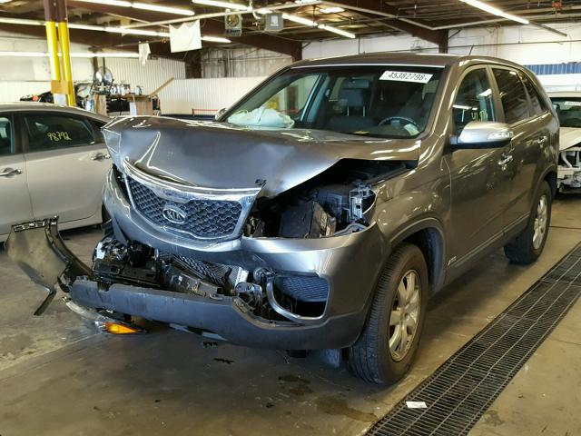 5XYKTCA6XCG269271 - 2012 KIA SORENTO BA GRAY photo 2