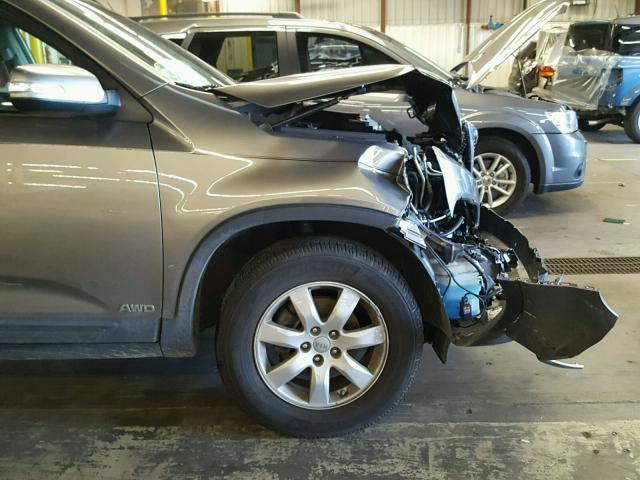 5XYKTCA6XCG269271 - 2012 KIA SORENTO BA GRAY photo 9