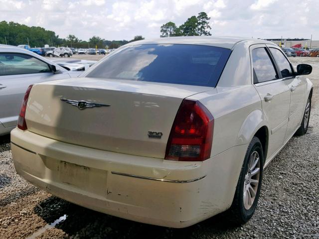 2C3KA53G27H600735 - 2007 CHRYSLER 300 TOURIN WHITE photo 4