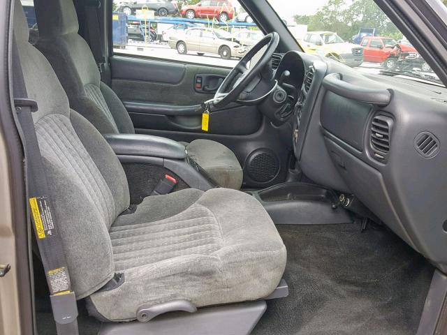 1GNDT13W22K142069 - 2002 CHEVROLET BLAZER GRAY photo 5