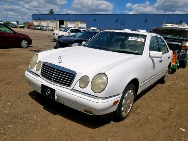 WDBJF65F3WA648257 - 1998 MERCEDES-BENZ E 320 WHITE photo 2