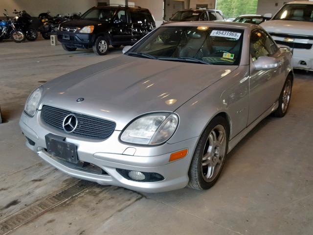 WDBKK66F92F249008 - 2002 MERCEDES-BENZ SLK 32 AMG SILVER photo 2