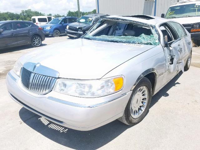 1LNHM83W12Y604095 - 2002 LINCOLN TOWN CAR C SILVER photo 2