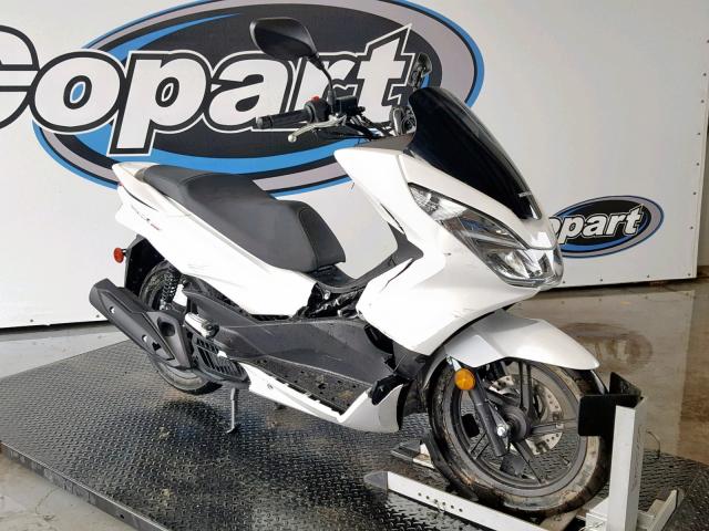 RLHKF1801JY300697 - 2018 HONDA PCX 150 WHITE photo 1