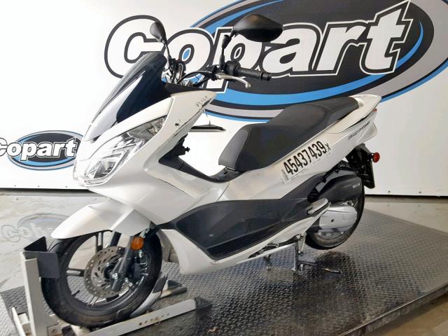 RLHKF1801JY300697 - 2018 HONDA PCX 150 WHITE photo 2