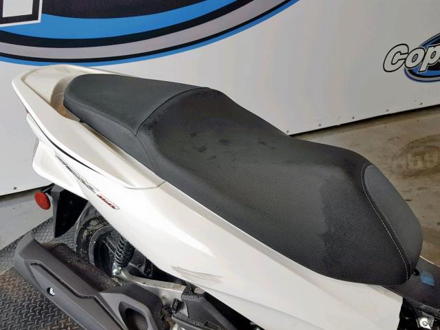 RLHKF1801JY300697 - 2018 HONDA PCX 150 WHITE photo 6