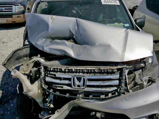 5FNYF3H20FB008828 - 2015 HONDA PILOT LX SILVER photo 7