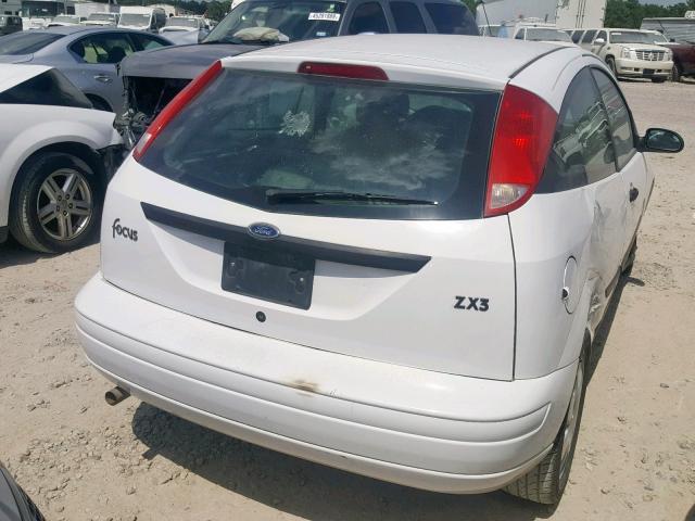 3FAFP31382R174651 - 2002 FORD FOCUS ZX3 WHITE photo 4