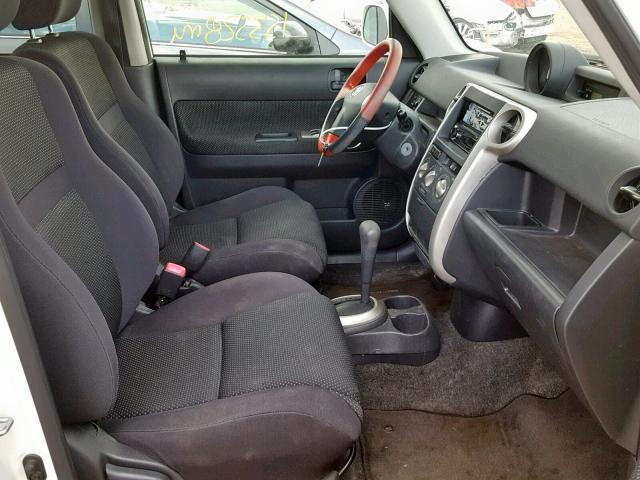 JTLKT324250197072 - 2005 TOYOTA SCION XB Белый фото 5