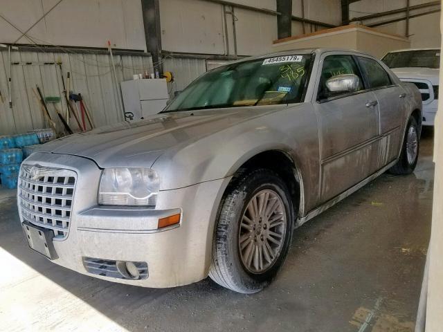 2C3CA5CV1AH315485 - 2010 CHRYSLER 300 TOURIN SILVER photo 2