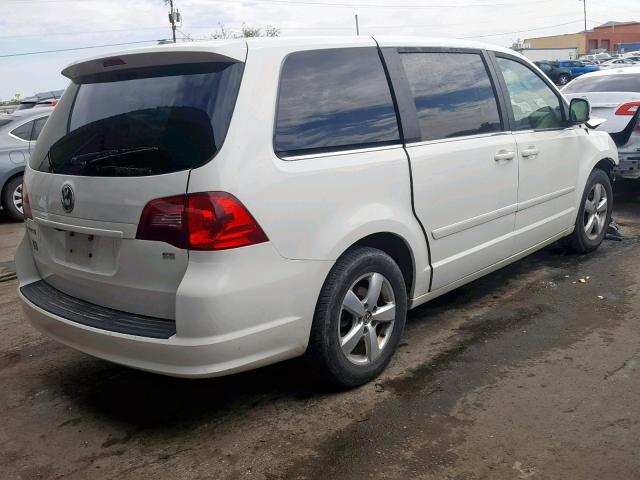 2V4RW3D1XAR268352 - 2010 VOLKSWAGEN ROUTAN SE WHITE photo 4