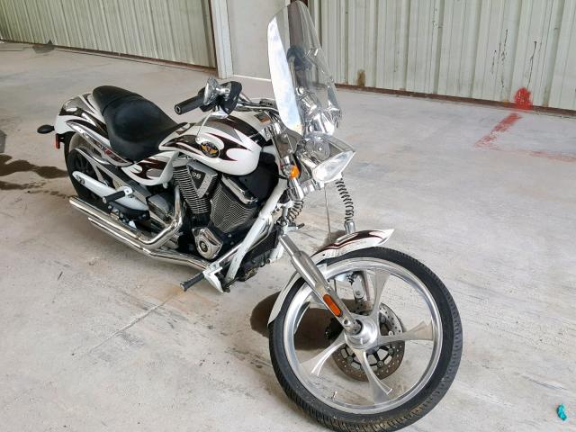 5VPXB36N3C3004268 - 2012 VICTORY MOTORCYCLES JACKPOT WHITE photo 1