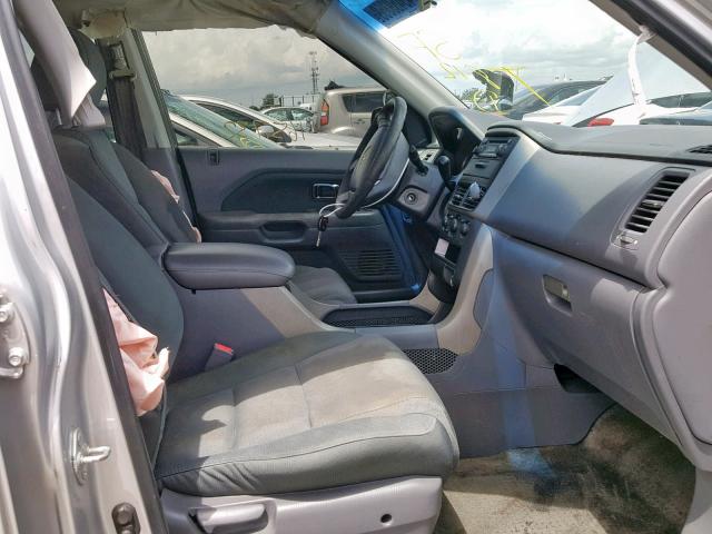 5FNYF28146B000121 - 2006 HONDA PILOT LX SILVER photo 5