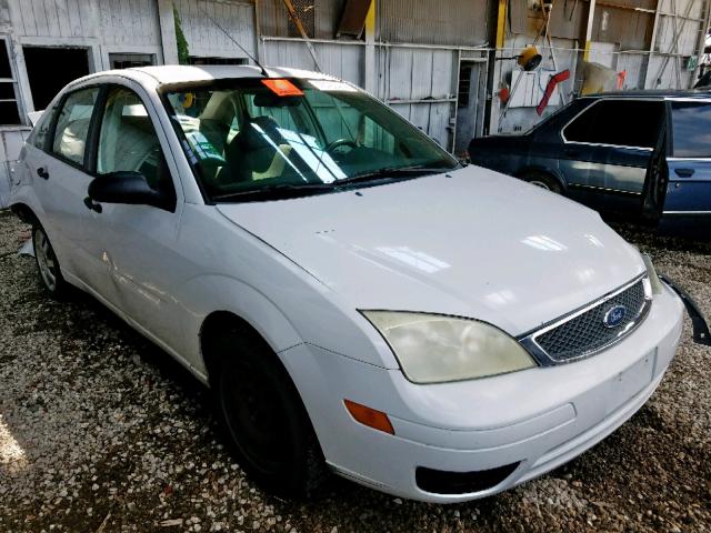 1FAFP34N65W281177 - 2005 FORD FOCUS ZX4 WHITE photo 1