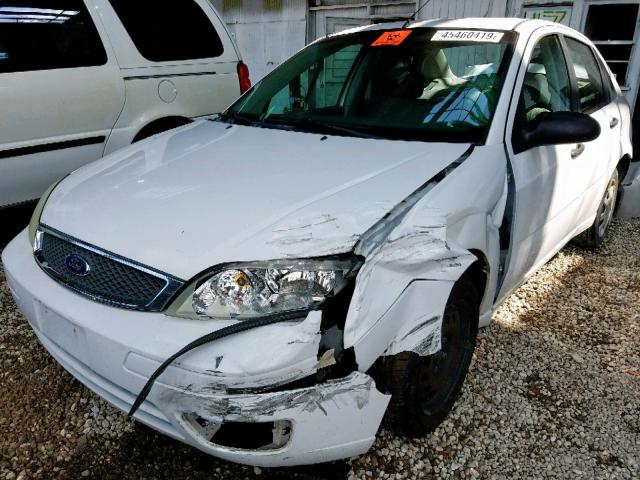 1FAFP34N65W281177 - 2005 FORD FOCUS ZX4 WHITE photo 2