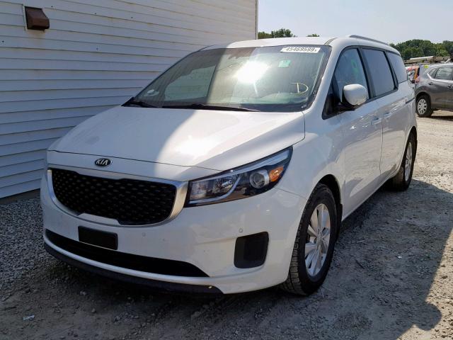 KNDMB5C18J6398893 - 2018 KIA SEDONA LX WHITE photo 2