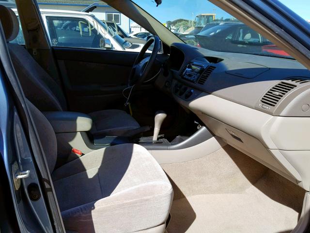 JTDBF32K240156957 - 2004 TOYOTA CAMRY LE BLUE photo 5