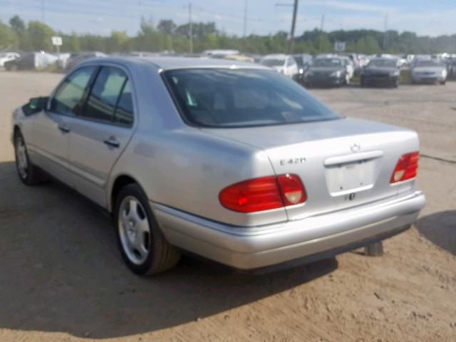 WDBJF72F3VA385163 - 1997 MERCEDES-BENZ E 420 SILVER photo 3