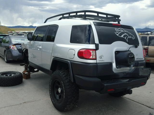 JTEBU11F270085340 - 2007 TOYOTA FJ CRUISER SILVER photo 3