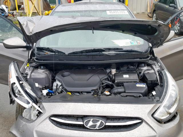 KMHCT4AE5HU364954 - 2017 HYUNDAI ACCENT SE GRAY photo 7