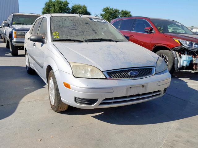 1FAFP34N75W290227 - 2005 FORD FOCUS ZX4 SILVER photo 1