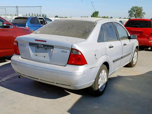 1FAFP34N75W290227 - 2005 FORD FOCUS ZX4 SILVER photo 4