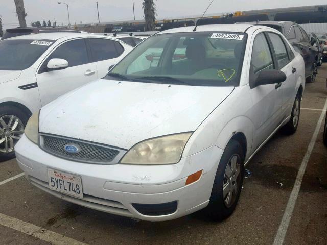 1FAHP34N77W232887 - 2007 FORD FOCUS ZX4 WHITE photo 2