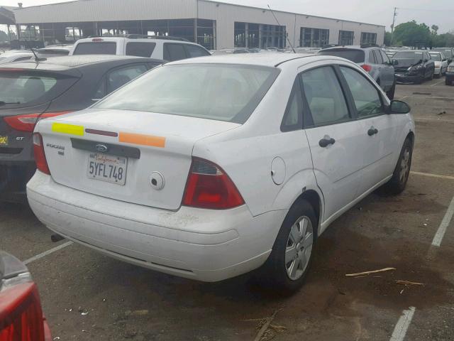 1FAHP34N77W232887 - 2007 FORD FOCUS ZX4 WHITE photo 4