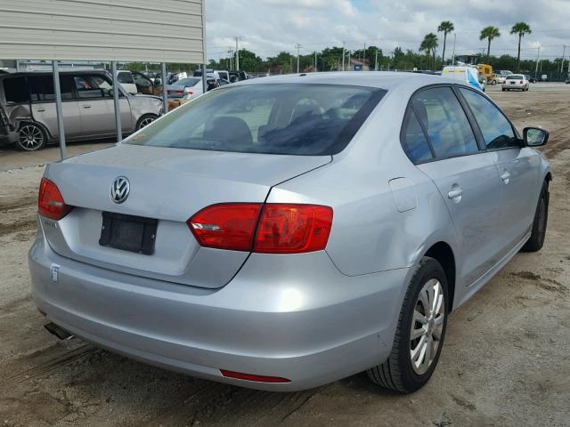3VW2K7AJ8DM367263 - 2013 VOLKSWAGEN JETTA BASE 银色 照片 4