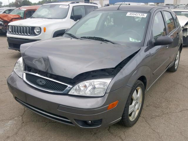 1FAHP37N97W340794 - 2007 FORD FOCUS ZX5 GRAY photo 2