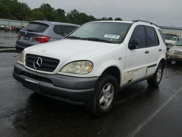 4JGAB54EXWA014777 - 1998 MERCEDES-BENZ ML 320 WHITE photo 2