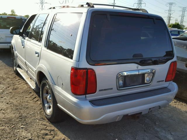 5LMPU28L6WLJ60008 - 1998 LINCOLN NAVIGATOR SILVER photo 3